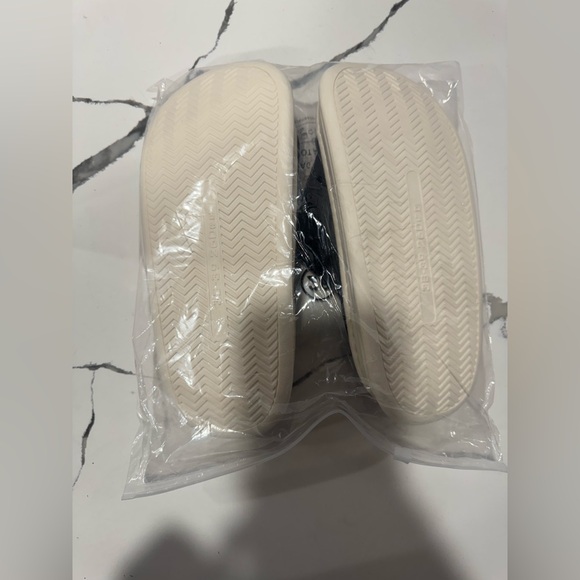 Playful Black and Yellow Emoji Slippers for Cozy Indoor Wear NIP - Picture 2 of 2